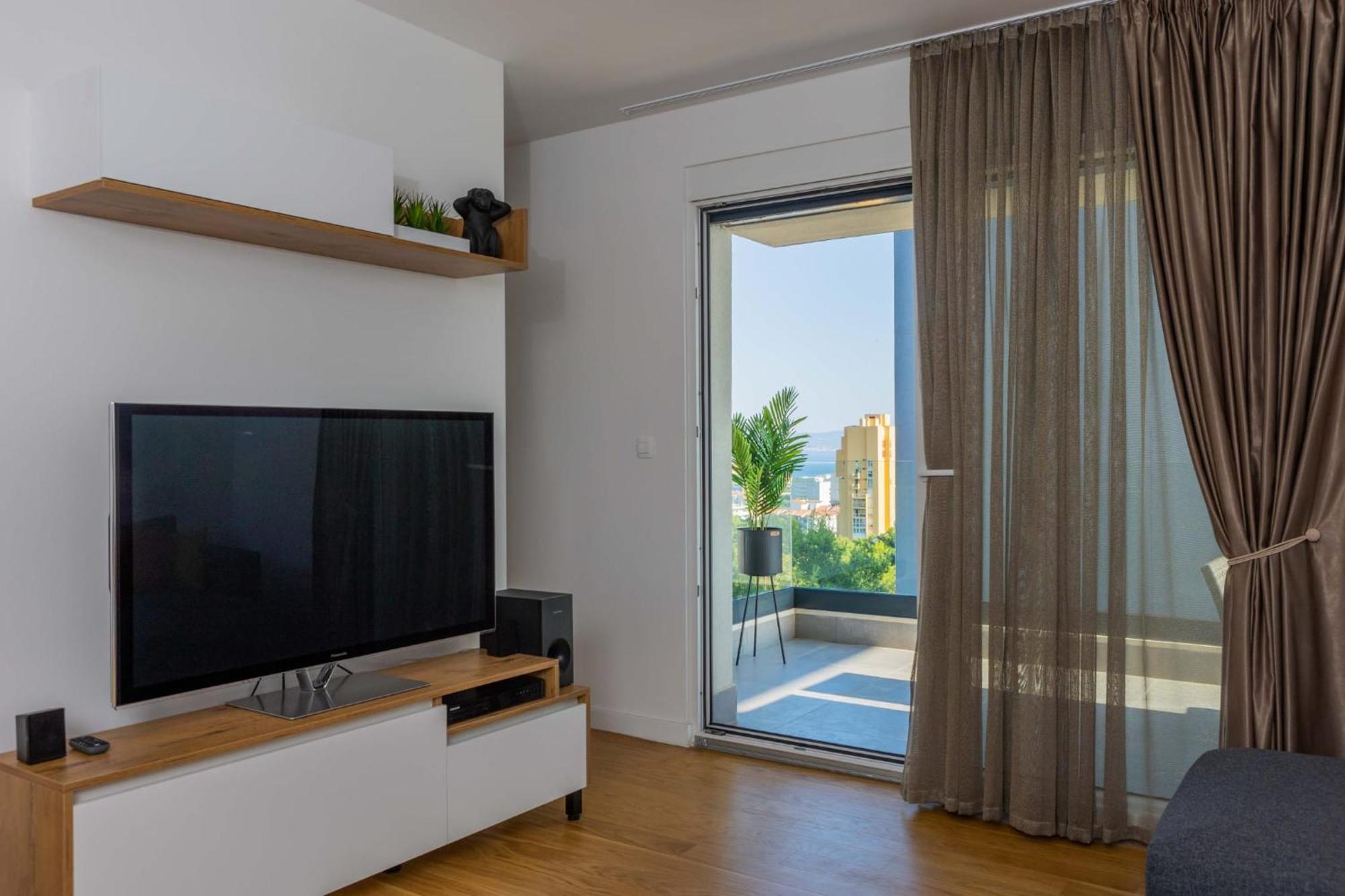 - Free Parking In Garage , Seaview , Quiet Neighbourhood