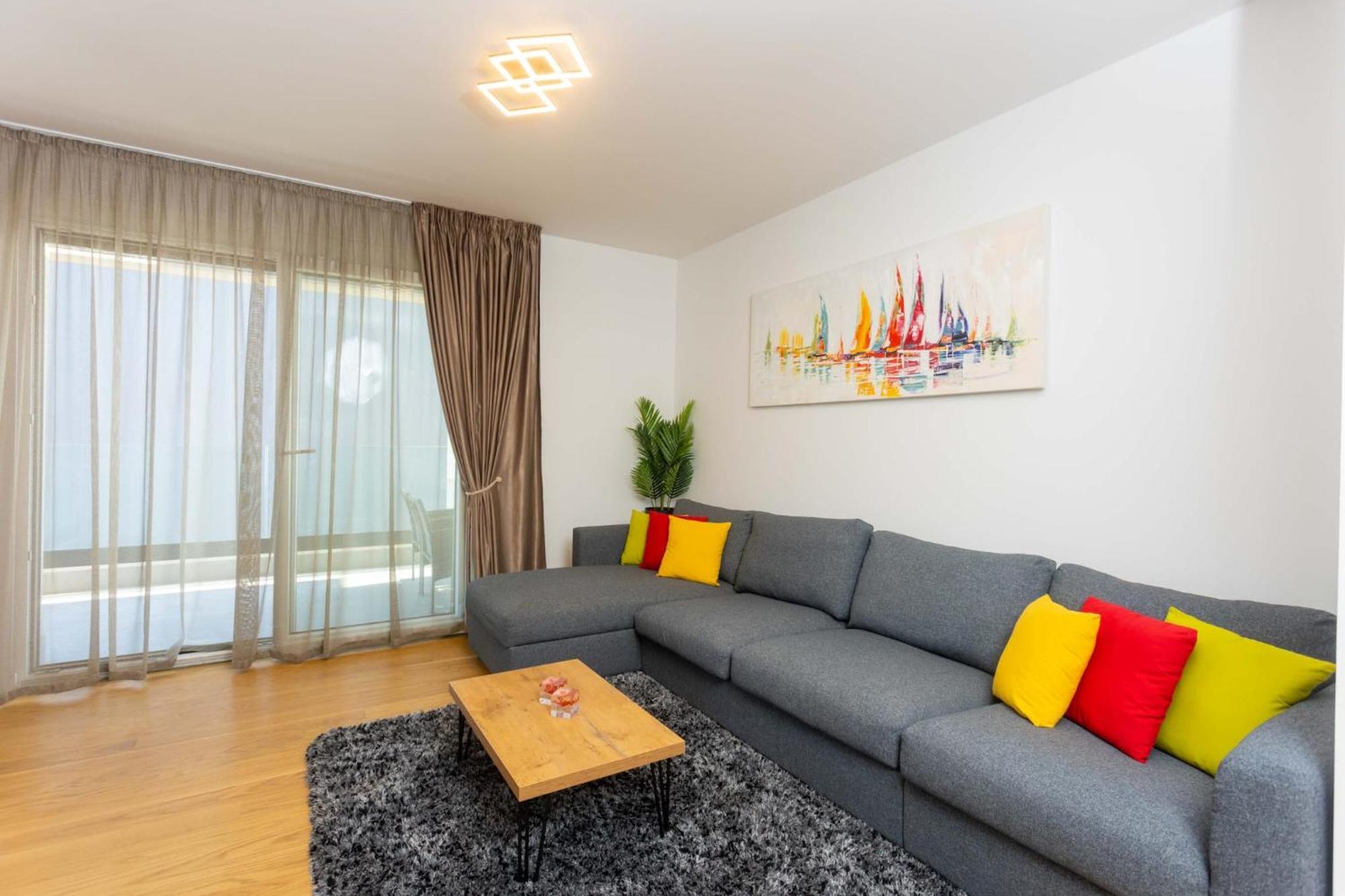 Apartment - Free Parking In Garage , Seaview , Quiet Neighbourhood *