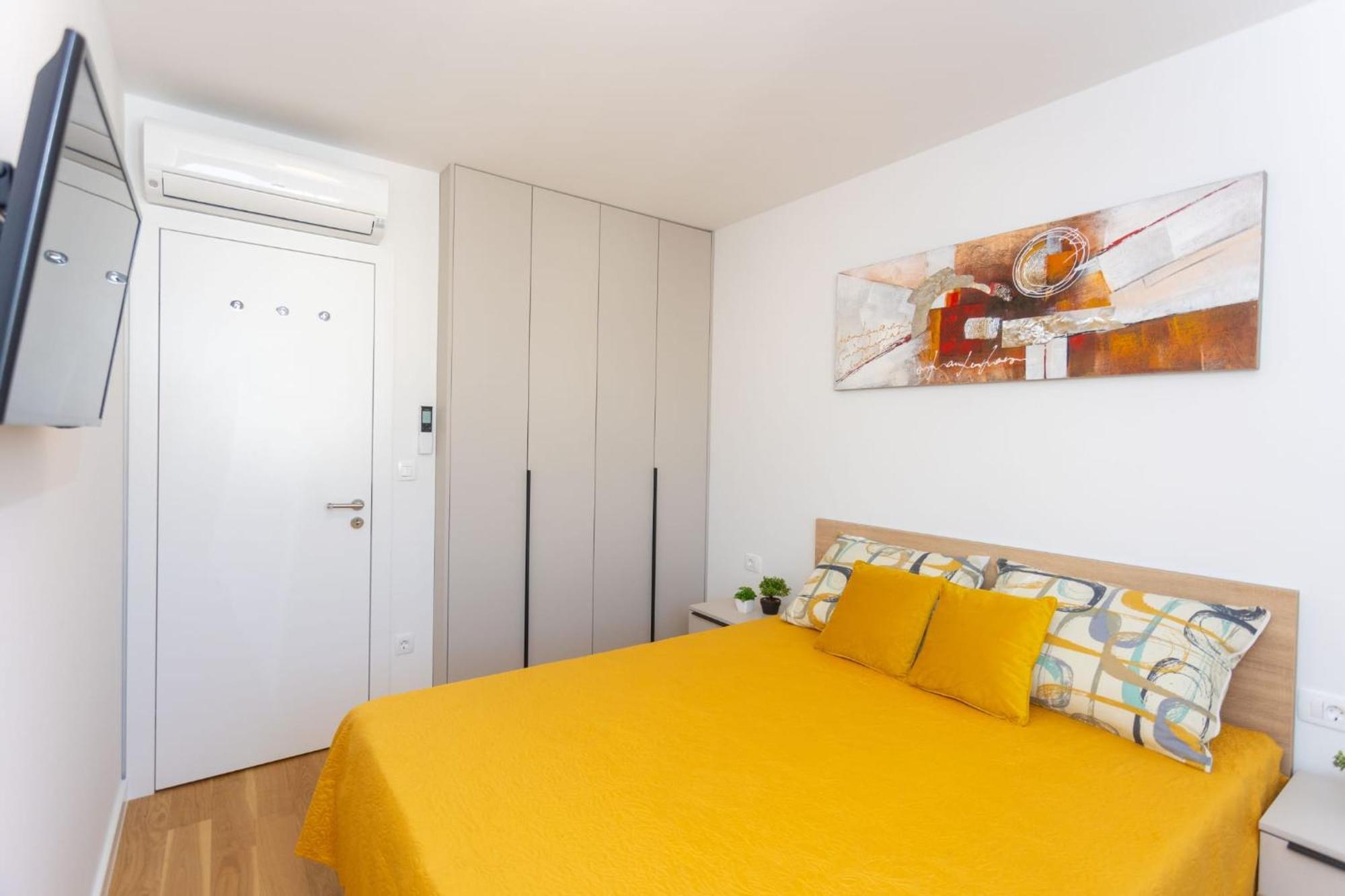 - Free Parking In Garage , Seaview , Quiet Neighbourhood Split