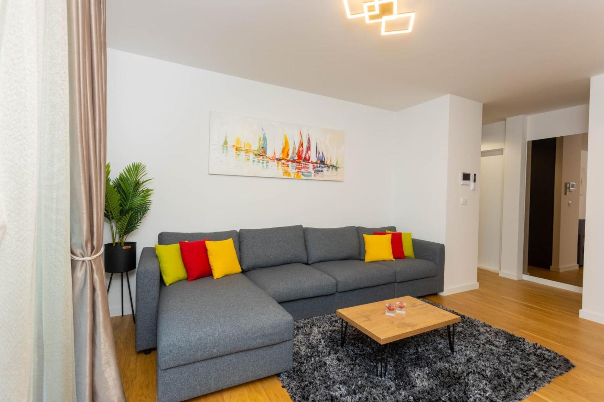 - Free Parking In Garage , Seaview , Quiet Neighbourhood Apartment