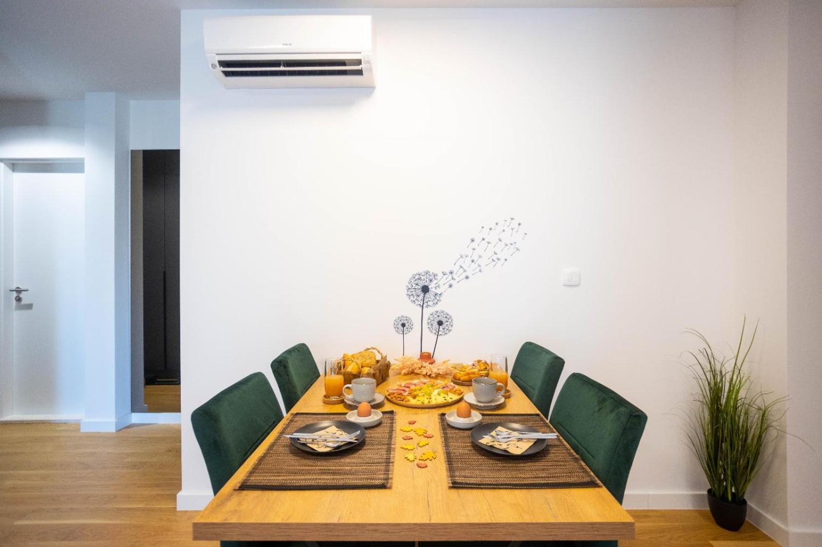 Apartment - Free Parking In Garage , Seaview , Quiet Neighbourhood *