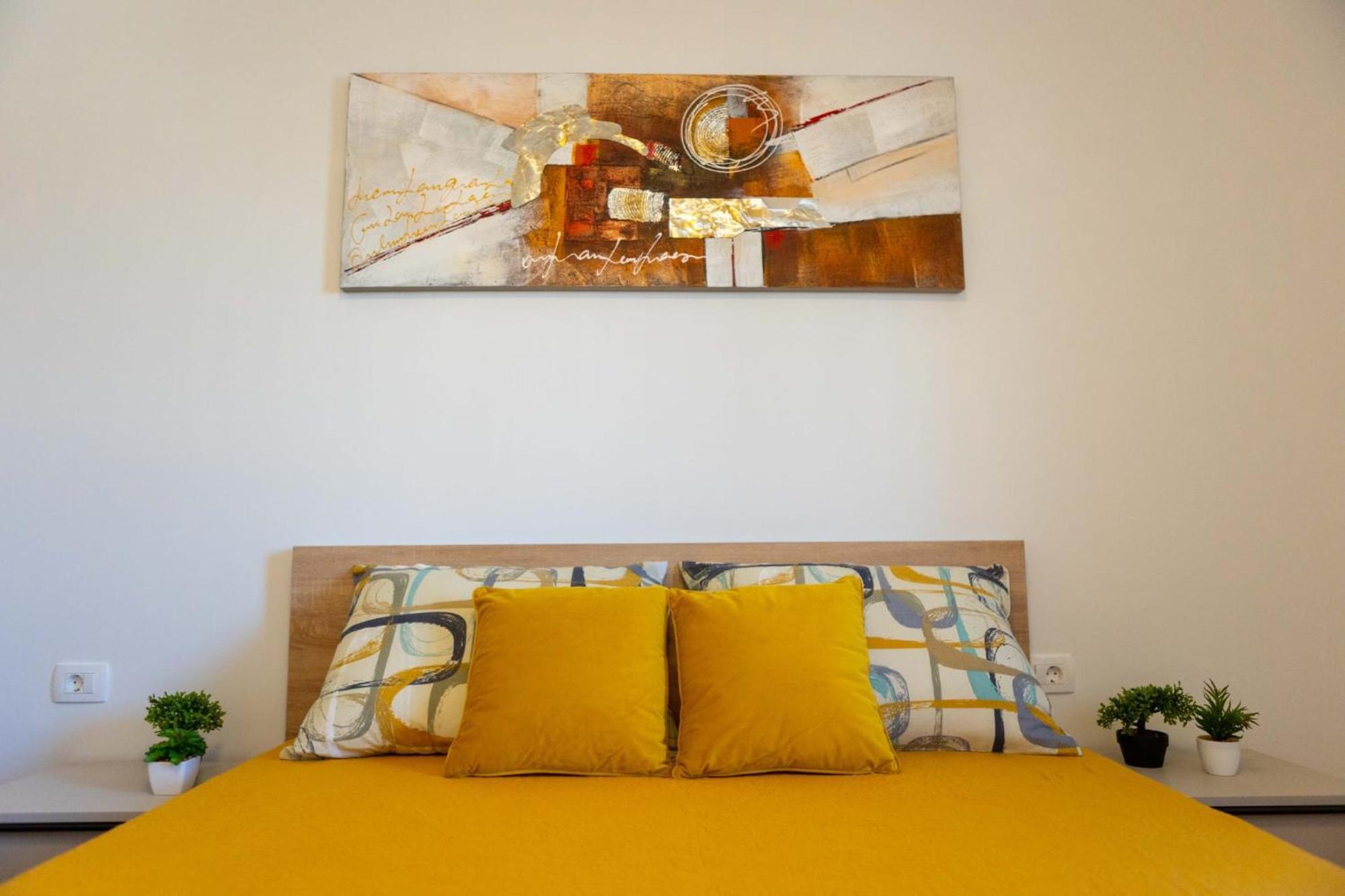 - Free Parking In Garage , Seaview , Quiet Neighbourhood Apartment