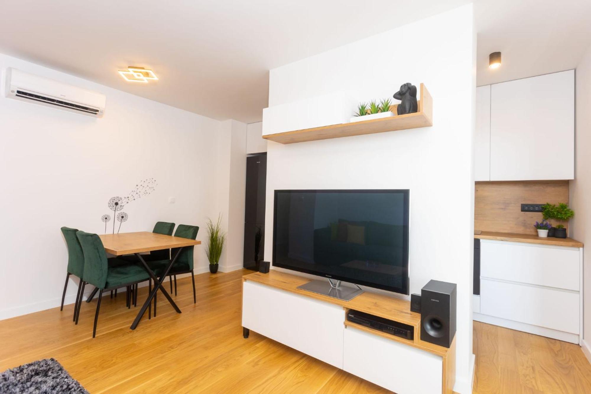 - Free Parking In Garage , Seaview , Quiet Neighbourhood Apartment *