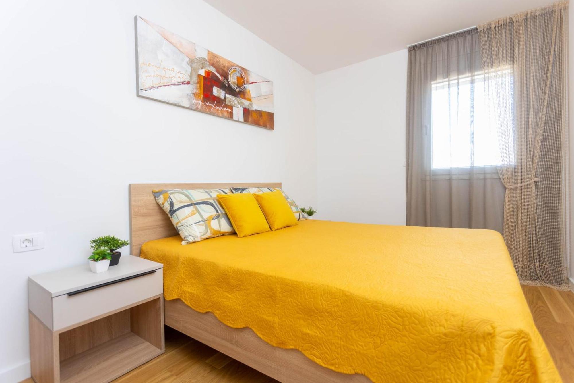 - Free Parking In Garage , Seaview , Quiet Neighbourhood Apartment Split