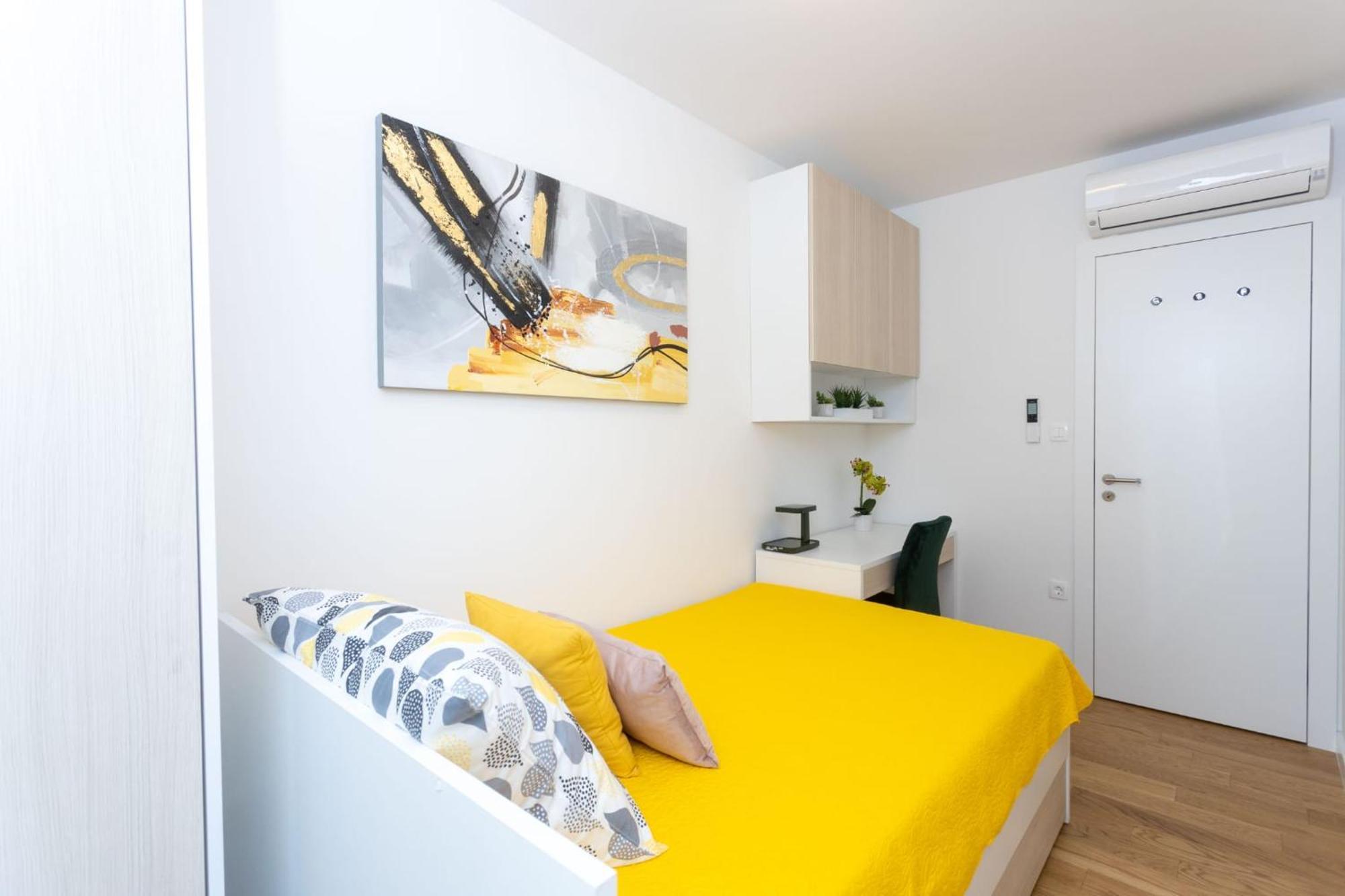 Apartment - Free Parking In Garage , Seaview , Quiet Neighbourhood