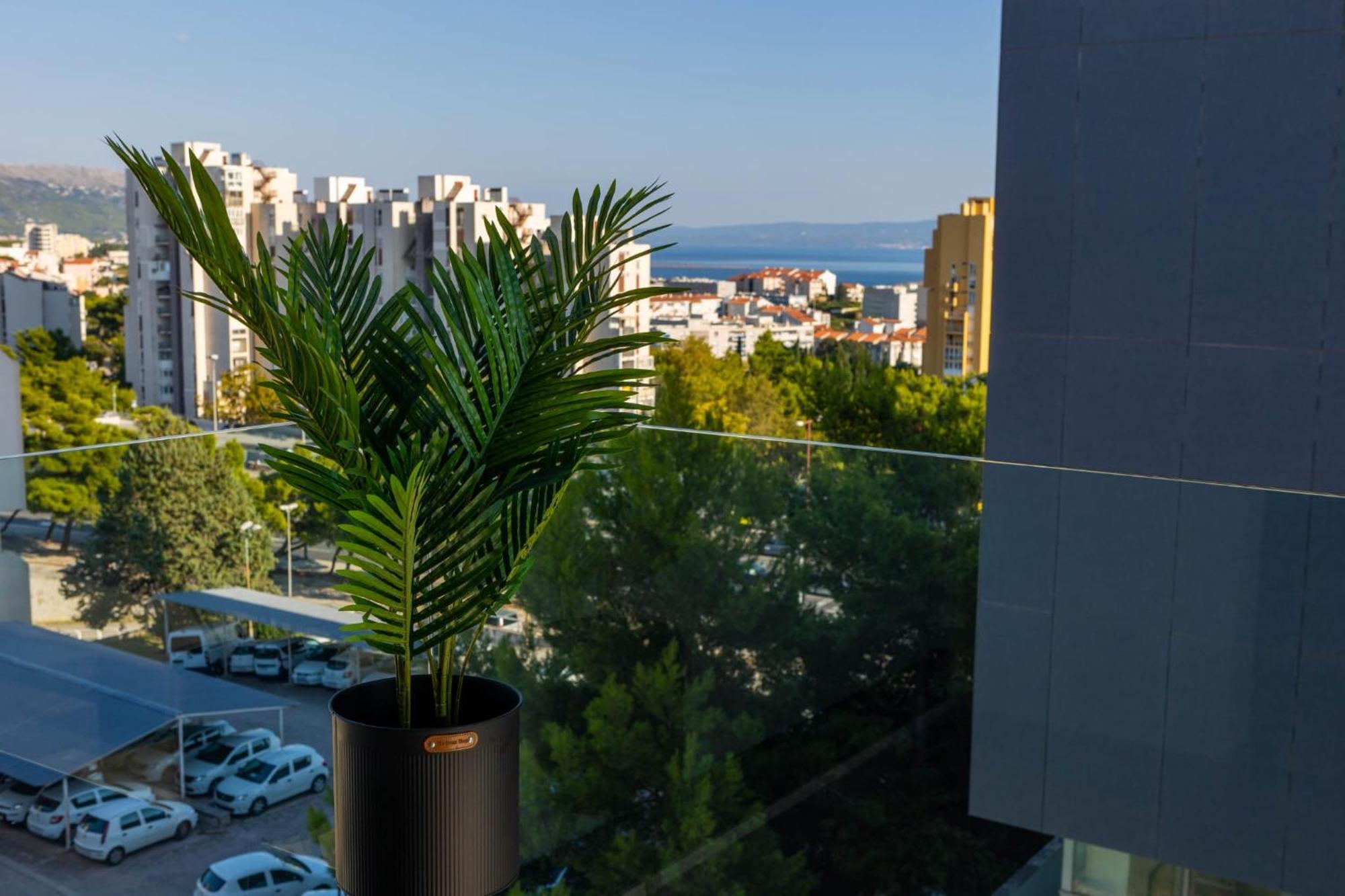 - Free Parking In Garage , Seaview , Quiet Neighbourhood Apartment