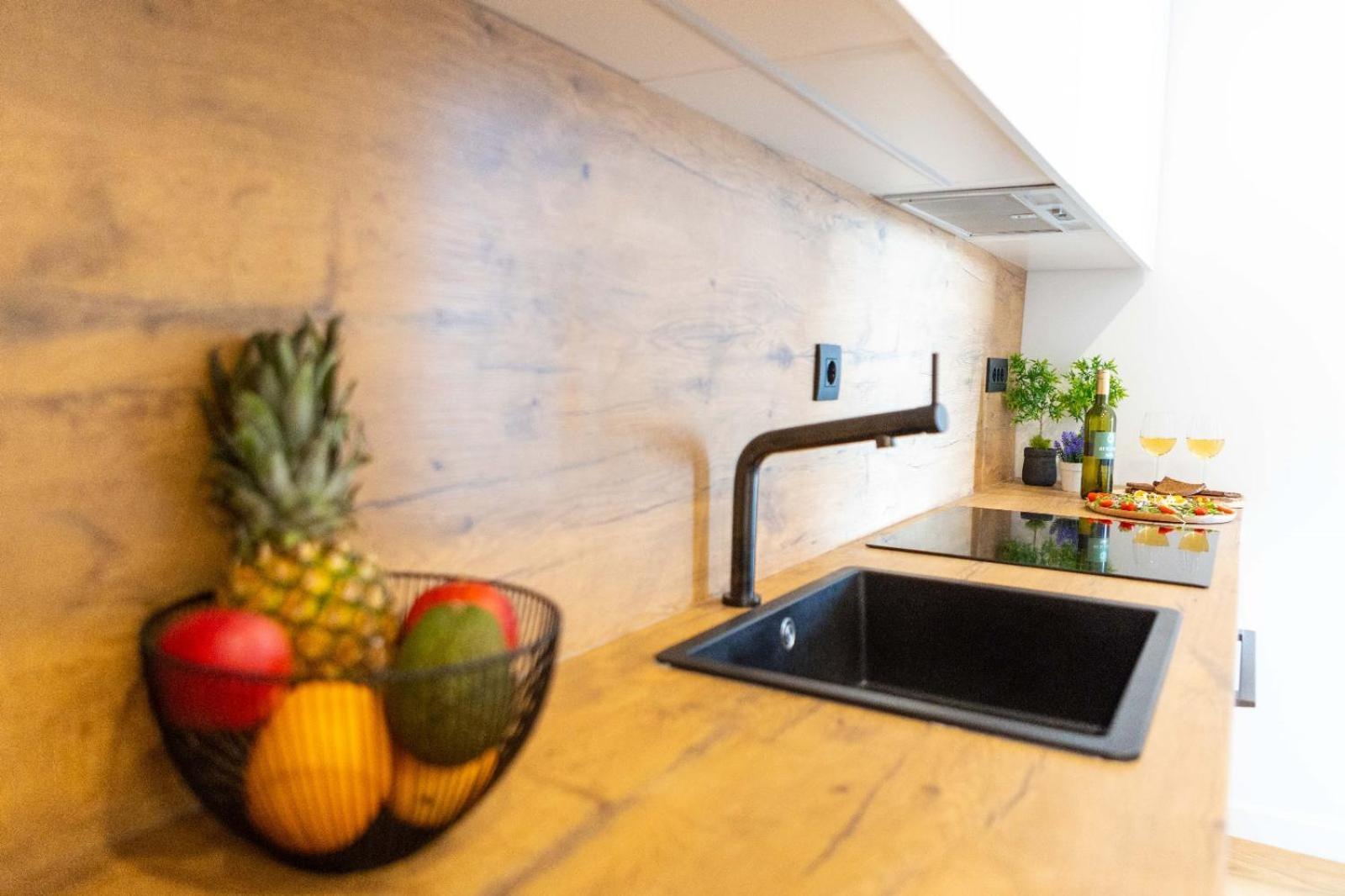 - Free Parking In Garage , Seaview , Quiet Neighbourhood Apartment *
