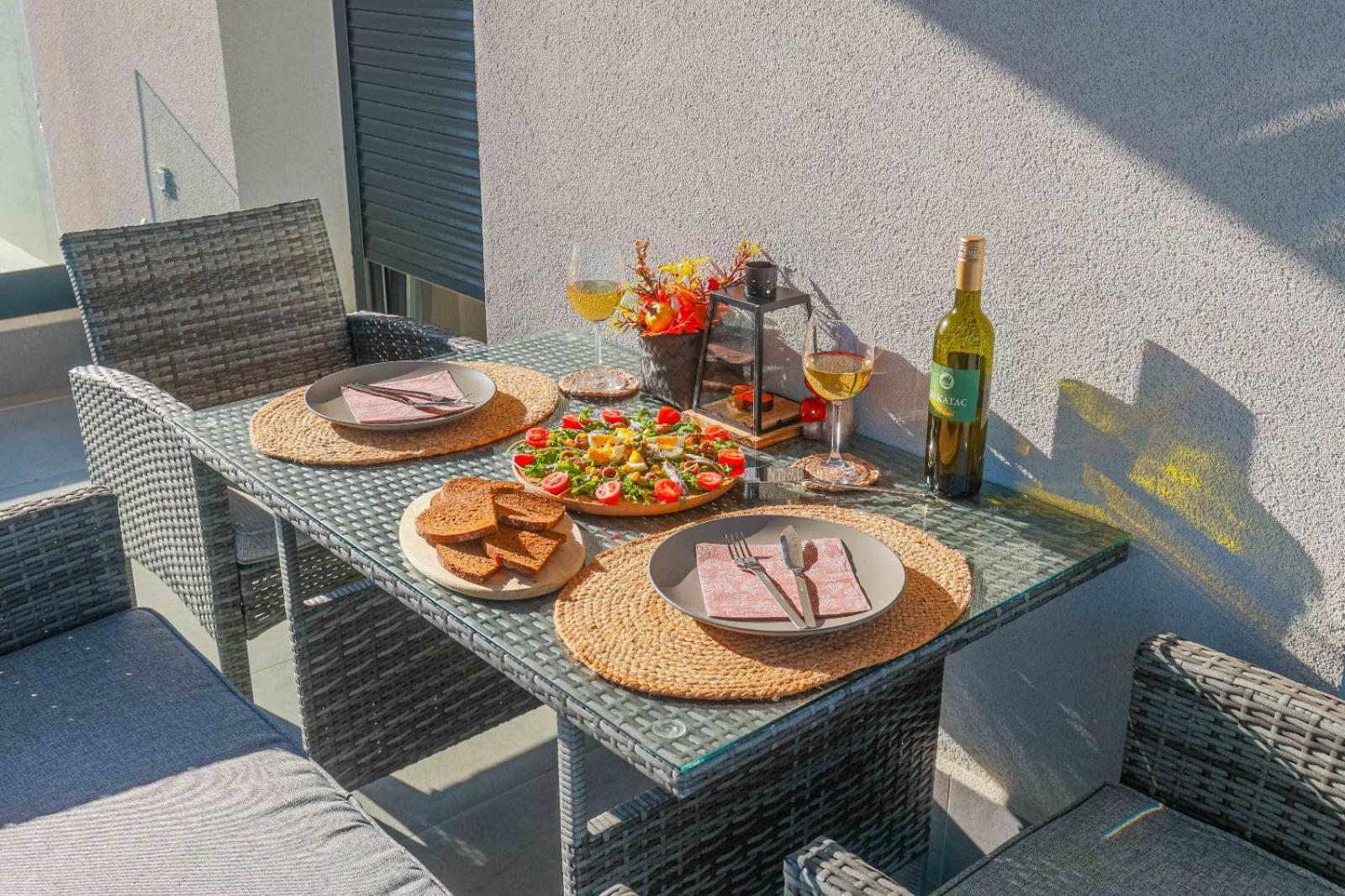 - Free Parking In Garage , Seaview , Quiet Neighbourhood Apartment *